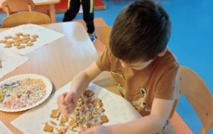 Biedronki dekorują świąteczne ciasteczka.  (2)